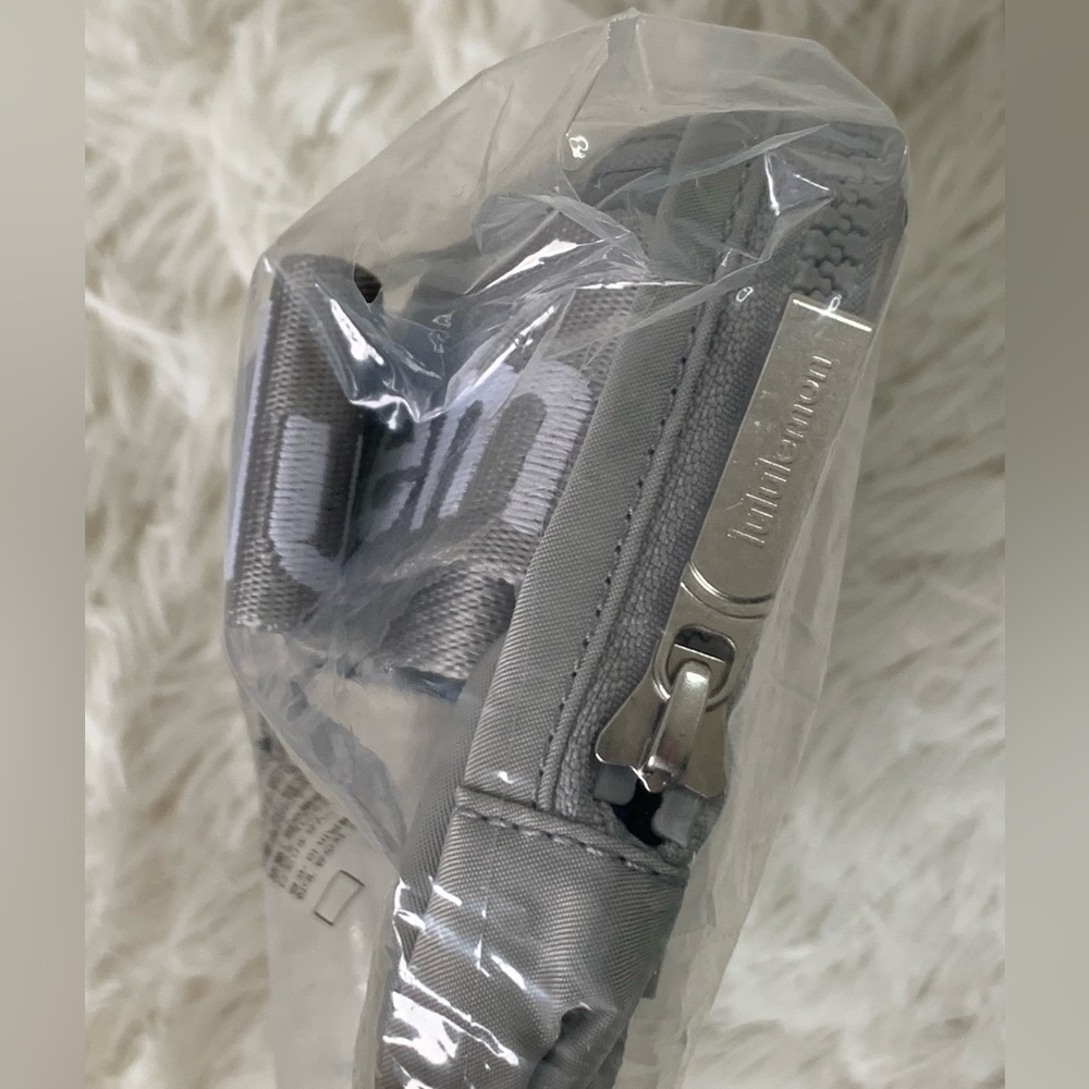 Lululemon Everywhere belt bag 1L, Silver Drop/ White -Discontinued - Picture 6 of 16